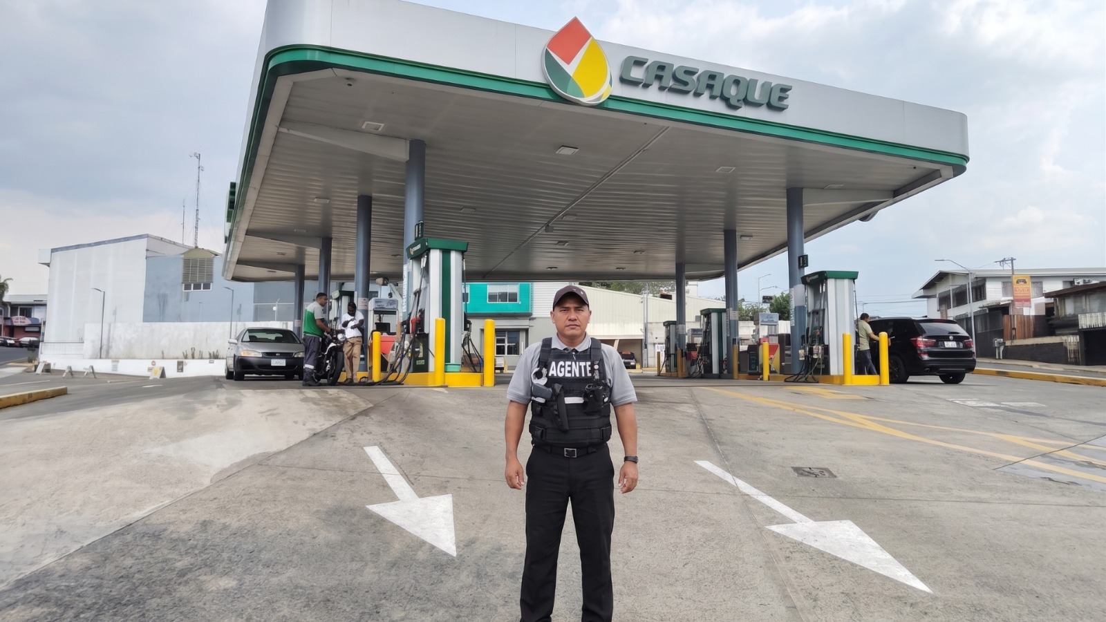 Guardia de seguridad en gasolinera